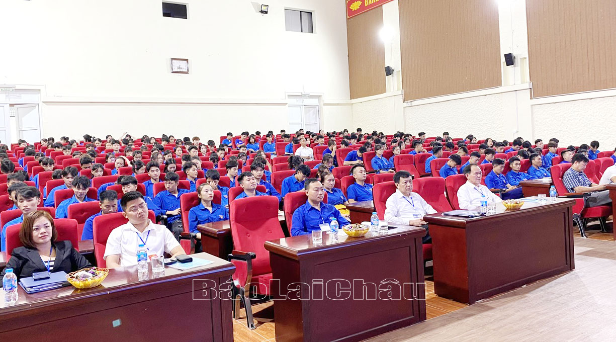 Các đại biểu, doanh nghiệp tư vấn việc làm, đoàn viên thanh niên và các em học sinh lớp 12 dự phiên giao dịch việc làm.